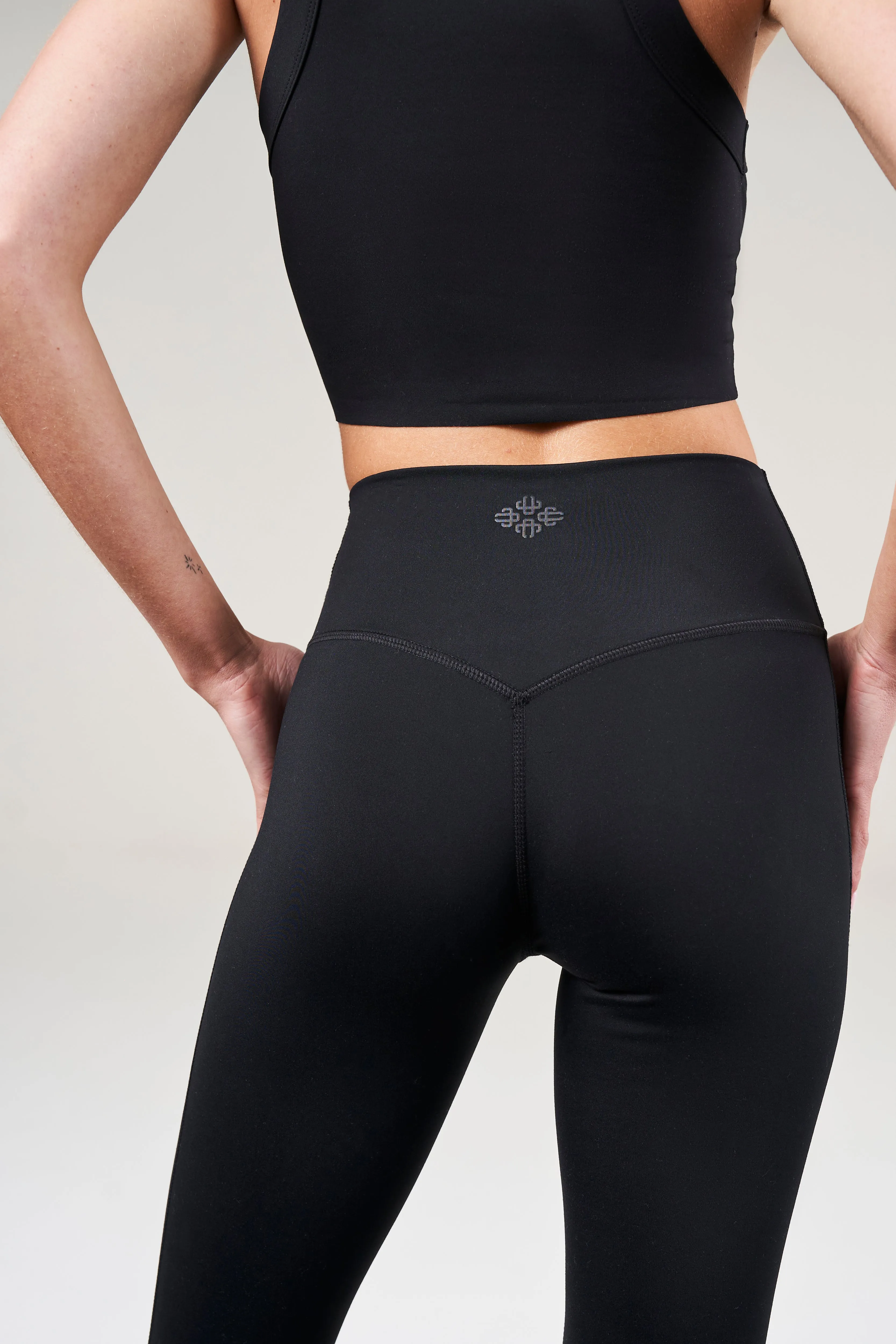 EMBLEM STRETCH SCULPTING LEGGINGS - BLACK