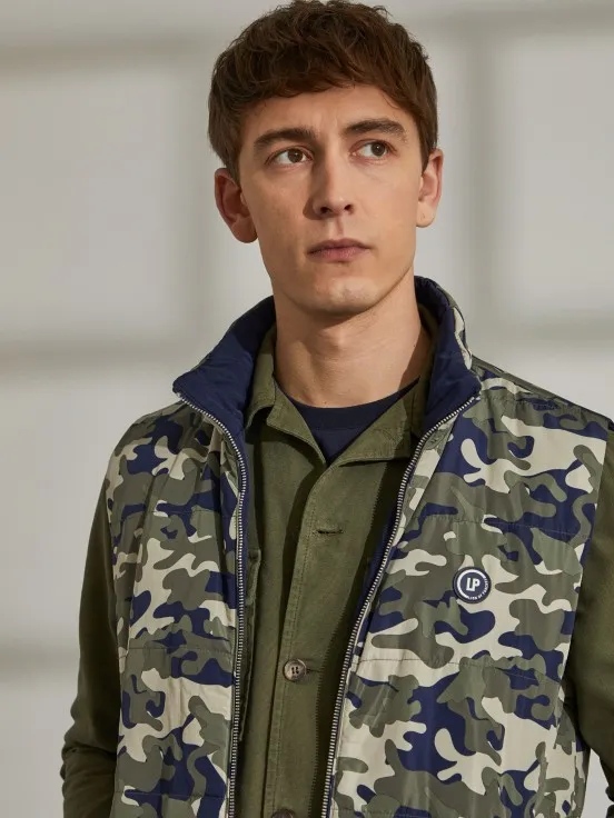 Man's reversible vest with troop pattern and pockets