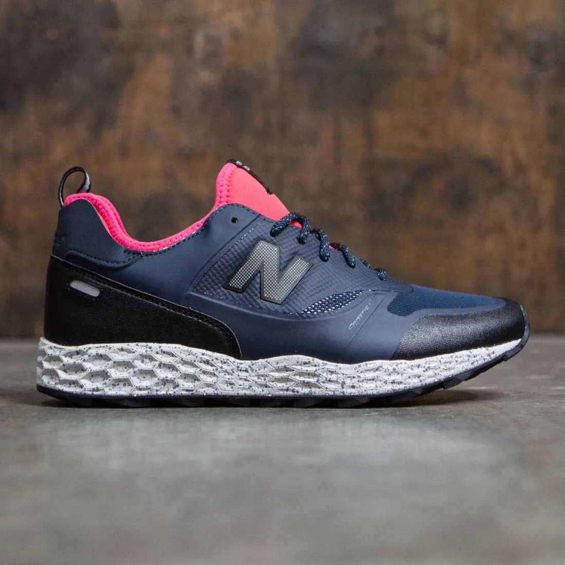 New Balance Men Fresh Foam Trailbuster MFLTBNP (navy / guava)